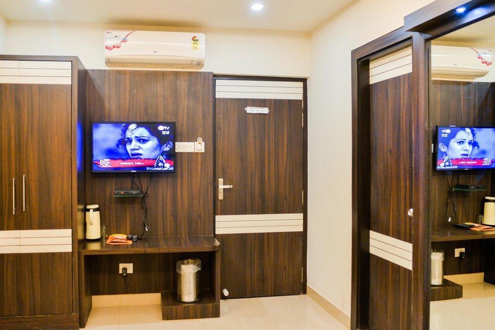 Hotel Janki International By Keymagics Варанаси Экстерьер фото