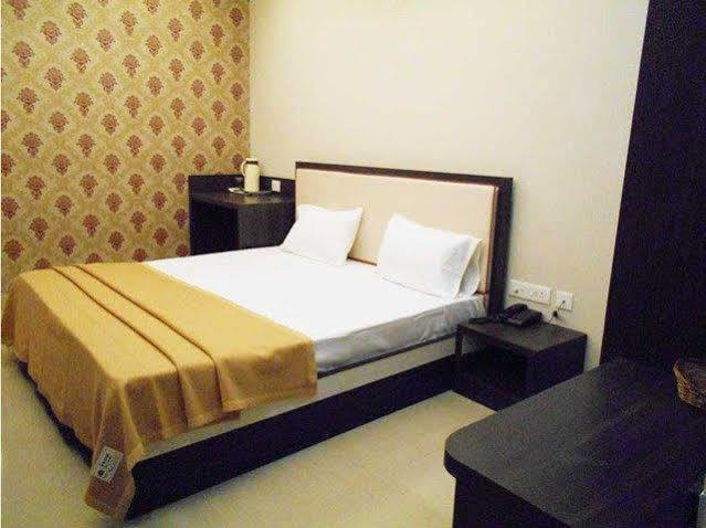 Hotel Janki International By Keymagics Варанаси Экстерьер фото